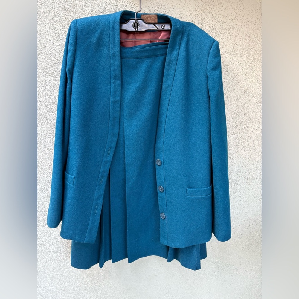 Vintage Saville Women's Jacket Skirt Set Suit Says Size 10 fits like a size 4